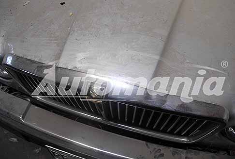 Scoperte Auto da sogno - Jaguar XJ6 Series III allestimento Sovereign dettaglio brand jaguar e calandra vista top