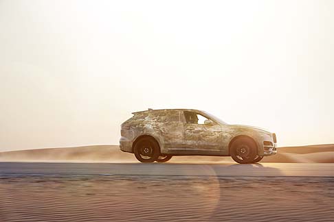Jaguar - Jaguar F-Pace sta affrontando il caldo torrido e la polvere di Dubai, il ghiaccio e la neve del nord della Svezia, offrendo performance, design e praticità all’altezza anche dei luoghi più inospitali del pianeta..  width=