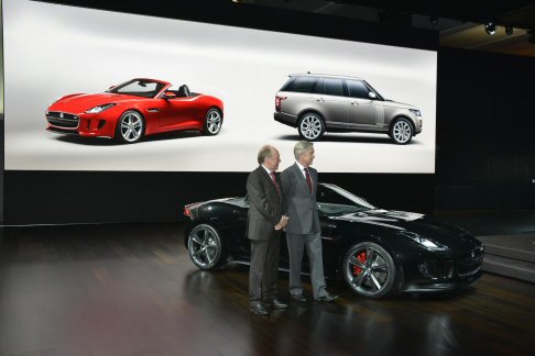 Jaguar - Contraddistinta dall’impiego della più avanzata architettura Jaguar in alluminio leggero irrigidito, la F Type ha una distribuzione del peso bilanciata in modo ideale. width=