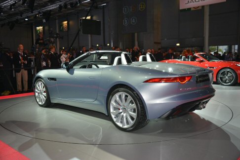 Jaguar - Al lancio saranno tre le versioni disponibili: F Type V6, F Type V6 S e F Type V8 S. width=