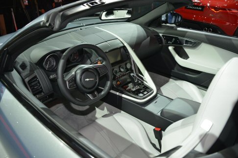Jaguar -  L’architettura in alluminio è stata ottimizzata al fine di offrire i sostegni più rigidi possibili alle sospensioni, con un aumento della rigidità di oltre il 30% nei punti chiave rispetto a qualsiasi altra Jaguar.  width=