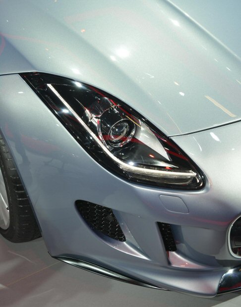 Jaguar - La sportivissima F Type V8 S accelera da 0 a 100 km/l in 4,2 secondi e si ferma, grazie ad un limitatore elettronico, a 300 km all’ora di velocità massima. width=