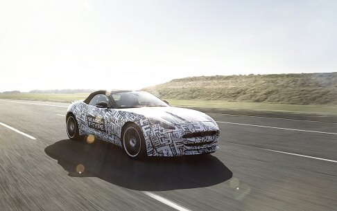Jaguar - Ulteriore passo in avanti nello sviluppo della nuova sportiva del brand britannico Jaguar, che al Festival of Speed di Goodwood ha testato il modello F-Type sulla collina del circuito. width=