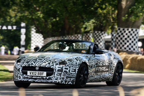 Jaguar - La vettura, realizzata in alluminio, adotta un sorprendente V6 sovralimentato, che ha fornito un assaggio delle sue doti sportive. width=