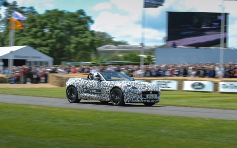Jaguar - Grazie alla speciale concessione degli organizzatori di Goodwood, un esemplare della F-TYPE è salita in cima alla collina subito dopo i modelli C-type, D-type ed E-type. width=