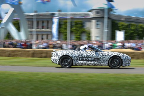 Jaguar - Adrian Hallmark, Global Brand Director, Jaguar Cars, ha commentato: “Quando abbiamo annunciato lo sviluppo della F-TYPE a New York, nell’aprile di quest’anno, siamo stati molti felici” . width=