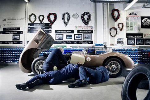 Jaguar - Quest'anno si celebra il 60° anniversario dello sviluppo del freno a disco per uso automobilistico di Jaguar, ed i dieci anni da quando il marchio ha introdotto la tecnologia della monoscocca in alluminio d´ispirazione aerospaziale nella sua gamma. width=