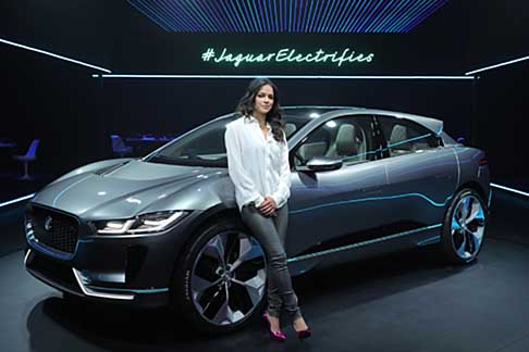 Jaguar - Questo SUV a cinque posti, unisce il profilo di una coupé con un il design cab-forward, ispirato alla supercar C-X75.