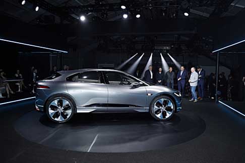 Jaguar - Priva di motore a combustione interna e del tunnel della trasmissione, il design della Jaguar I-Pace Concept sposta l’abitacolo in posizione avanzata.