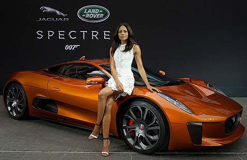 Jaguar - Guidata da Hinx, interpretato da David Bautista, la supercar C-X75 è stata fornita dalla Divisione Jaguar Land Rover Special Vehicle Operations (SVO). 