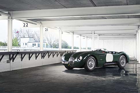 Jaguar - Per la partecipazione di Jaguar alla Mille Miglia 2013 è stato realizzato un cortometraggio di cui sono protagonisti David Gandy, Yasmin Le Bon, Norman Dewis e Alex Buncombe. width=