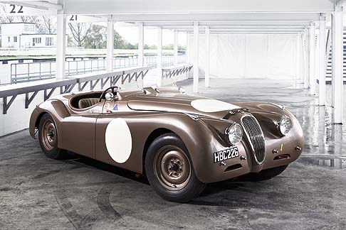 Jaguar - La Mille Miglia è la più prestigiosa competizione sportiva per auto d’epoca e nel 1952 ha visto per la prima volta su una Jaguar l’utilizzo dei freni a disco sulla sua sportiva C-type. width=