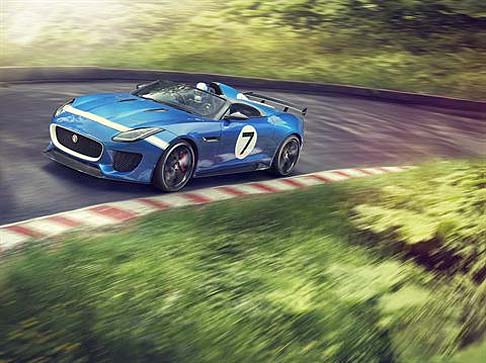 Jaguar - Al Festival of Speed di Goodwood va in scena l’inedita Jaguar Project 7, una spider monoposto in alluminio, la cui carenatura è ispirata alla Jaguar D-type, mentre le componenti aerodinamiche in fibra di carbonio sono state progettate appositamente. width=
