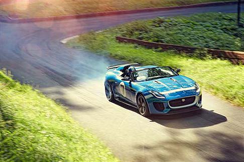 Jaguar - Il nome Project 7 deriva dalle sette vittorie di Jaguar a Le Mans tra il 1951 e il 1990, mentre la tinta blu della carrozzeria ricorda le vittorie della Jaguar D-type del 1956 e del 1957. width=