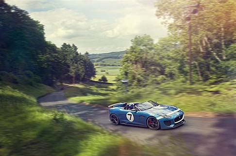 Jaguar - Tra le principali modifiche estetiche apportate troviamo, oltre alla carenatura dietro la testa del pilota e i componenti in fibra di carbonio, un nuovo splitter anteriore, minigonne laterali. width=