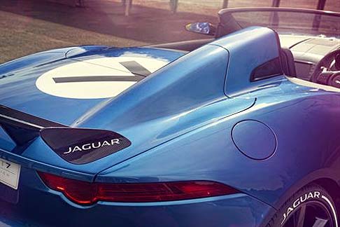 Jaguar - Gli interni speciali sono caratterizzati da un sedile a struttura mista, con sistema di ritenuta sportivo, vano portacasco e finiture personalizzate.  width=
