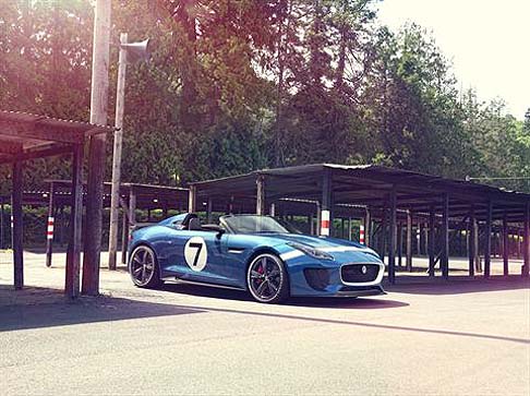 Jaguar - Il sedile del passeggero è stato sostituito da un vano di alloggiamento per il casco, che contiene un casco appositamente disegnato per Project 7 di colore blu con grafiche abbinate, fissato con una specifica imbracatura.  width=