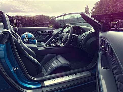 Jaguar - Il parabrezza è stato ribassato, mentre il nuovo disegno dell’estremità anteriore prevede delle prese d’aria ridisegnate e fari con cornici in nero lucido invece che cromate. width=