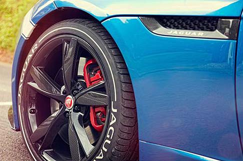 Jaguar - Il sedile e la parte interna delle porte sono rifiniti con rombi trapuntati in stile racing. width=