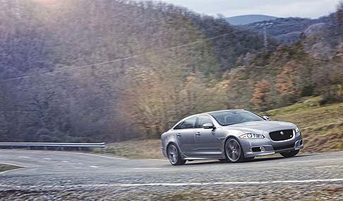 Jaguar - Per quanto riguarda la Jaguar XJR, alcune anticipazioni sono già circolate sul web alla vigilia del Salone di New York.  width=