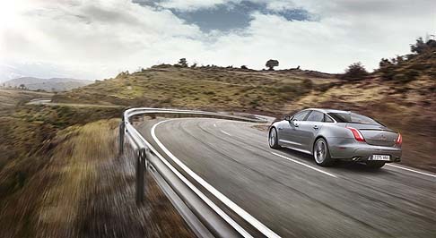Jaguar - La nuova ammiraglia sportiva di Jaguar assicura, grazie ai 550 CV del suo potente motore, prestazioni da supercar abbinate ad un look che rientra tra i più alti livelli del lusso tipici della gamma XJ. width=