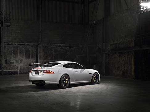 Jaguar - Il sistema Adaptive Dynamics di Jaguar è stato calibrato per la XKR-S GT, che presenta una carreggiata anteriore più larga di 52mm rispetto alla XKR-S, mentre la posteriore rimane la stessa.  width=