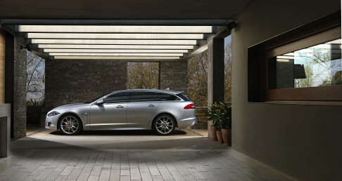 Jaguar - Non solo berlina sportiva, la britannica Jaguar XF si presenta al Salone di Ginevra 2012 in una veste inedita, quella di wagon, per offrire ancora più versatilità . width=