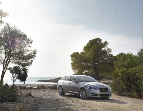 Jaguar - Jaguar XF Sportbrake è completamente nuova a partire dal montante B fino alla coda, che le dona un’estetica diversa. width=