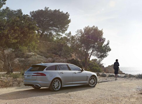Jaguar - Gli interni propongono uno schermo centrale touch-screen che gestisce il sistema di navigazione e tutta una serie di altre funzioni. width=