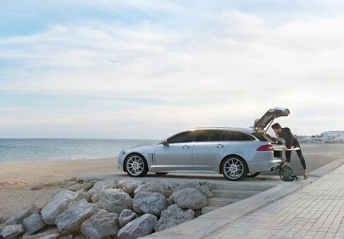 Jaguar - Sotto la pelle, la propulsione si affida ai motori diesel Jaguar a trazione posteriore, gestita tramite un cambio automatico a otto rapporti. width=