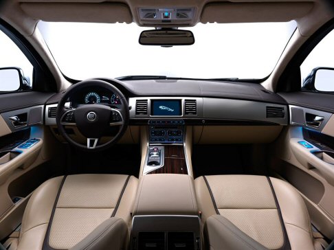 Jaguar - Ogni variante della XF Sportbrake è equipaggiata con sospensioni pneumatiche autolivellanti nel posteriore, che sostituiscono le molle elicoidali montate sulla berlina. width=