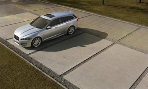Jaguar - L’equipaggiamento include anche vari dispositivi di sicurezza come l’Adaptive Front Lighting, che devia il fascio dei proiettori in curva. width=