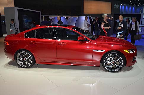 Jaguar - Il sistema AWD è ancora più efficace con l'opzione dell’Adaptive Surface Response (AdSR).