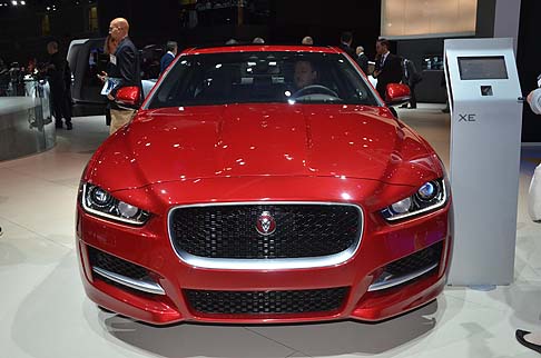 Jaguar - La XE offre anche l’Adaptive Speed Limiter: una tecnologia intelligente in grado di supportare il guidatore aumentando o diminuendo la velocità del veicolo quando i limiti di velocità cambiano.