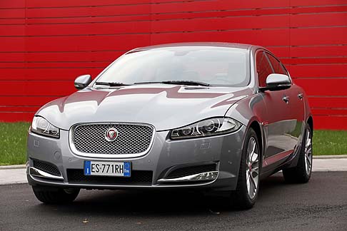 Jaguar - Novità in arrivo sulla berlina di lusso Jaguar XF, che nella versione MY 2014 presenta interessanti miglioramenti. width=