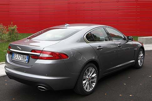Jaguar - Per quanto riguarda, invece, l’infotainment, compaiono i sistemi audio Meridian, introdotti per la prima volta da Jaguar sull’esclusivo modello XJ Ultimate, su tutta la gamma XF. width=