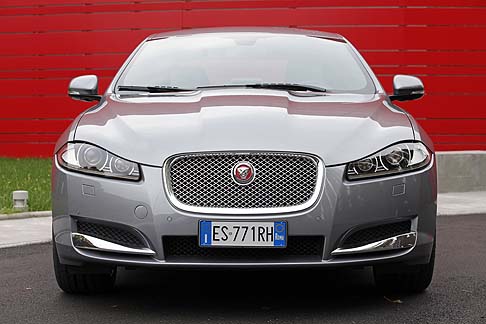 Jaguar - Per il mercato italiano, sarà disponibile una versione Limited Edition della XF 2.2D da 163 CV, equipaggiata con Bluetooth, cerchi da 18 pollici e sensori di parcheggio posteriori, al prezzo di 40.850,00 euro. width=