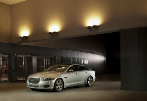 Jaguar - La gamma dei motori vede l’ingresso di due nuove unità a benzina a induzione forzata, altamente efficienti, il 3.0 V6 Sovralimentato e il 2.0 i4 Turbo. width=