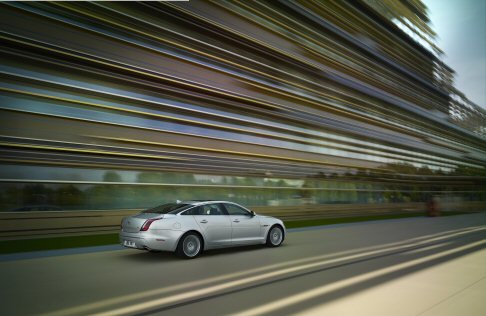 Jaguar - Jaguar ha migliorato anche le prestazioni e la raffinatezza delle sospensioni. Tutti i modelli della gamma beneficiano di molle e ammortizzatori ricalibrati. width=