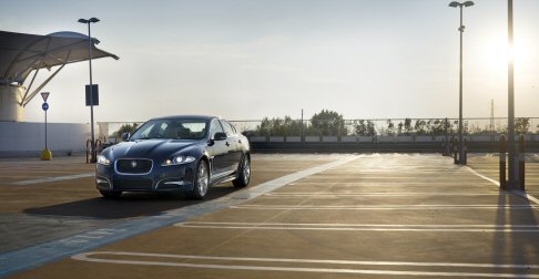 Jaguar - L'equipaggiamento include i nuovi sistemi audio premium sviluppati da Meridian, lo specialista britannico e leader mondiale nelle tecnologie audio e nell’elaborazione del segnale digitale. width=