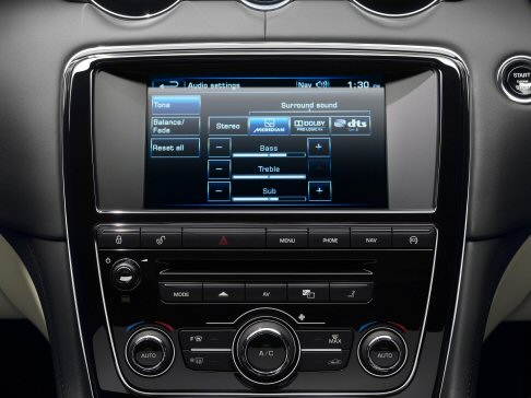 Jaguar - Anche il sistema Jaguar touchscreen di infotainment, integrato nella XF e nella XJ, nel MY 2013, è stato aggiornato.  width=