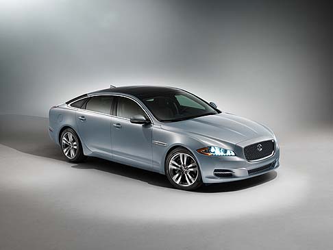 Jaguar - Rivitalizzata per essere sempre appetibile dall’esclusiva e selezionatissima clientela, la Jaguar XJ MY 2014 rappresenta l’ultima di una lunga serie di lussuose berline sportive del brand d’Oltremanica. width=