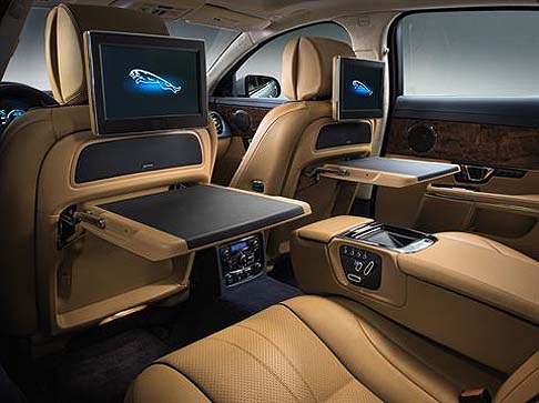 Jaguar - Per proteggere i passeggeri posteriori dal sole, la XJ offre tendine elettriche per i vetri posteriori azionabili mediante i pulsanti dei finestrini.  width=