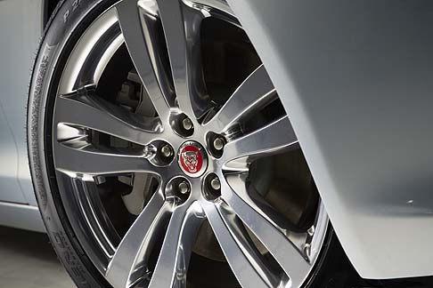 Jaguar - I clienti della XJ MY 2014 potranno scegliere fra 15 diverse tinte. width=