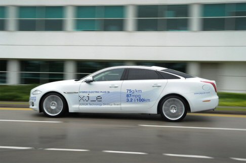Jaguar - Tra le stelle del Goodwood Festival of Speed non manca l’innovazione tecnologica, qui rappresentata dalla JaguarXJ_e, vettura di ricerca plug-in hybrid, soluzione ecologica per la mobilità.  width=
