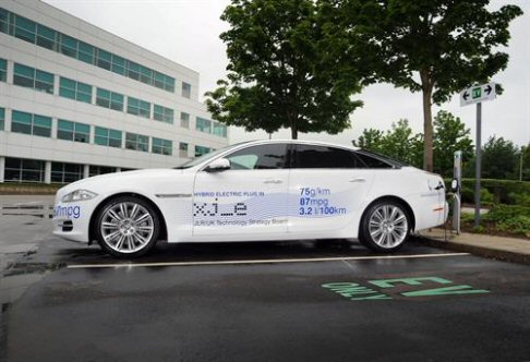 Jaguar - Con una potenza massima di 334PS, la XJ_e vanta prestazioni eccezionali e una migliorata economicità dei consumi che si attestano su valori pari a 3.2l/100km, traducendosi in un’autonomia massima di 1.092 km con un pieno di carburante.  width=