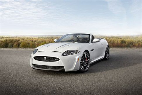 Jaguar -  Il volante a tre razze rivestito in pelle, i pedali sono in acciaio lucido, mentre le finiture in alluminio scuro rendono l’abitacolo sportivo.  width=