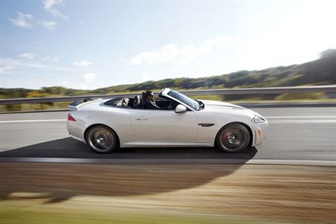Jaguar - La meccanica risulta particolarmente raffinata, come dimostrano la presenza del cambio automatico a 6 rapporti dotato di Active Differential.  width=