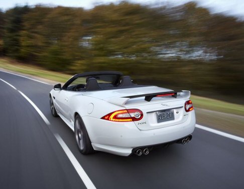 Jaguar - La rigidità torsionale impiegata è stata studiata per garantire una guida altamente sportiva, nonostante l’irrigidimento dei supporti superiori degli ammortizzatori posteriori. width=