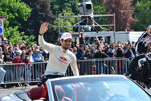 Red Bull - Il pilota di F1 Jaime Alguersuari della Toro Rosso al Red Bull F1 Show Run 2011 di Torino width=